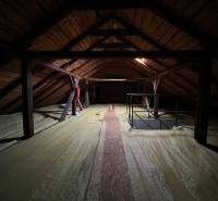 Investičná príležitosť: Polyfunkčná budova 1 000m², Košice-Staré mesto - Podkrovie s dreveným stropom a nosníkmi, osvetlené malým oknom v budove.