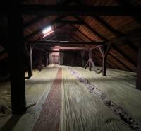 Investičná príležitosť: Polyfunkčná budova 1 000m², Košice-Staré mesto - Podkrovný priestor s drevenými trámami a izoláciou v budove.