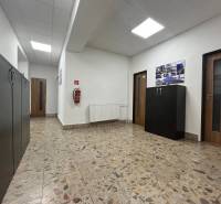 Investičná príležitosť: Polyfunkčná budova 1 000m², Košice-Staré mesto - Kancelárske priestory v budove s dlažbou, drevenými dverami a bielymi stenami.