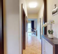 BA/STARÉ MESTO - Prenájom kompletne zariadeného 2i bytu s 2 balkónmi - Chodba so vstupom do kuchyne a izby v 2-izbovom byte, podlaha s dreveným dekorom.