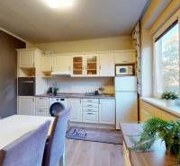 BA/STARÉ MESTO - Prenájom kompletne zariadeného 2i bytu s 2 balkónmi - Kuchyňa v 2-izbovom byte s jedálenským stolom, kvetmi a oknom s výhľadom.