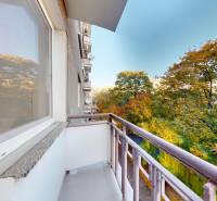 BA/STARÉ MESTO - Prenájom kompletne zariadeného 2i bytu s 2 balkónmi - Balkón 2-izbového bytu na Krížnej ulici, obklopený stromami v Bratislava - Staré Mesto.