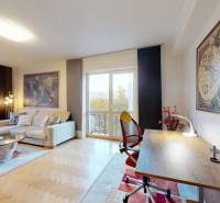 BA/STARÉ MESTO - Prenájom kompletne zariadeného 2i bytu s 2 balkónmi - Obývacia izba v 2-izbovom byte so sedačkou, pracovným stolom a podlahou s dreveným dekorom.