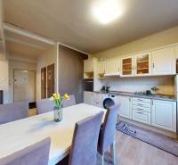 BA/STARÉ MESTO - Prenájom kompletne zariadeného 2i bytu s 2 balkónmi - Kuchyňa a jedálenský kút v 2-izbovom byte s podlahou s dreveným dekorom.