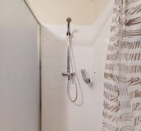 BA/STARÉ MESTO - Prenájom kompletne zariadeného 2i bytu s 2 balkónmi - Kúpeľňa v 2-izbovom byte s bielymi obkladačkami a sprchovacím kútom.