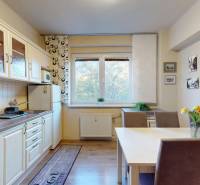 BA/STARÉ MESTO - Prenájom kompletne zariadeného 2i bytu s 2 balkónmi - Kuchyňa v 2-izbovom byte s podlahou s dreveným dekorom, jedálenským stolom a kvetmi.