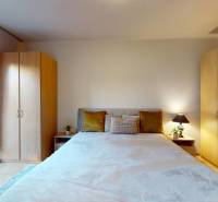 BA/STARÉ MESTO - Prenájom kompletne zariadeného 2i bytu s 2 balkónmi - Spálňa v 2-izbovom byte s dvojitou posteľou, skriňami a pohľadom na balkón.