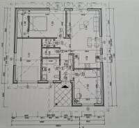 MALÉ LEVÁRE-Predaj  3i modernej novostavby RD s tep. čerpadlom + garáž - Pôdorys rodinného domu s dvomi spálňami a obývacou časťou.