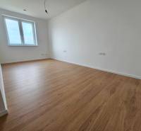 4 izbový RD-128 m2 S TEP. ČERPADLOM, POZEMOK 405m2 - Miesto v rodinnom dome s bielymi stenami a podlahou s dreveným dekorom.