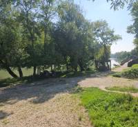 4 izbový RD-128 m2 S TEP. ČERPADLOM, POZEMOK 405m2 - Pokojná riečna scenéria a zeleň pri rodinnom dome v Zálesí.