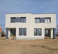 4 izbový RD-128 m2 S TEP. ČERPADLOM, POZEMOK 405m2 - Rodinný dom na Jazerná ulici v Zálesí s minimalistickou fasádou a veľkými oknami.