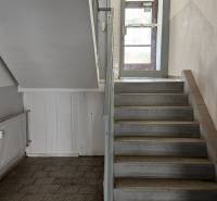 SOFIJSKÁ -  Pekný 2 izbový byt, 52m² + LOGGIA, 7/8 posch. - Schodisko vedie z prízemia na prvé poschodie panelového domu.