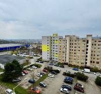 SOFIJSKÁ -  Pekný 2 izbový byt, 52m² + LOGGIA, 7/8 posch. - Pohľad na sídlisko, parkovisko a budovy na Sofijskej ulici, Košice - Sídlisko Ťahanovce.