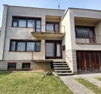 PREDAJ - RODINNÝ DOM - ZLATÉ MORAVCE - Rodinný dom v Zlatých Moravciach so schodiskom a balkónom, pred ním je zelený trávnik.