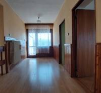 PREDAJ - RODINNÝ DOM - ZLATÉ MORAVCE - Chodba v rodinnom dome s podlahou s dreveným dekorom a obloženiami z dreva.