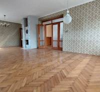 PREDAJ - RODINNÝ DOM - ZLATÉ MORAVCE - Priestranná izba s podlahou s dreveným dekorom a vzorovanými tapetami v rodinnom dome.
