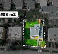 PREDAJ - RODINNÝ DOM - ZLATÉ MORAVCE - Rodinný dom v Zlatých Moravciach s pozemkom 588 m², obklopený ďalšími domami.