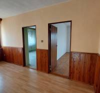 PREDAJ - RODINNÝ DOM - ZLATÉ MORAVCE - Izba v rodinnom dome s podlahou s dreveným dekorom a dreveným obkladom stien.