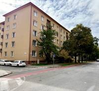 PRENÁJOM 1 izbový byt, 40 M2, Bratislava, Ružinov, Košická ulica, NIVY - Bytový dom v Bratislave-Ružinove s parkovaním pri ulici a okolitými stromami.