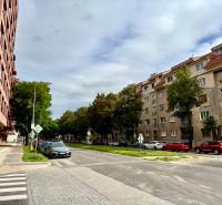 PRENÁJOM 1 izbový byt, 40 M2, Bratislava, Ružinov, Košická ulica, NIVY - Ulica v Bratislave - Ružinove so zaparkovanými autami a obytnými budovami.