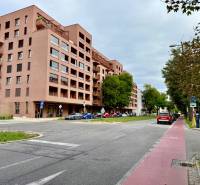 PRENÁJOM 1 izbový byt, 40 M2, Bratislava, Ružinov, Košická ulica, NIVY - Ulica s obytnej budovou a cyklochodníkom v Bratislave - Ružinove.