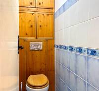 PRENÁJOM 1 izbový byt, 40 M2, Bratislava, Ružinov, Košická ulica, NIVY - Toaleta s dreveným obkladom a modro-bielymi obkladačkami v 1-izbovom byte.