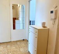 PRENÁJOM 1 izbový byt, 40 M2, Bratislava, Ružinov, Košická ulica, NIVY - Predsieň s bielym nábytkom, zrkadlom a svetlými stenami v 1-izbovom byte.