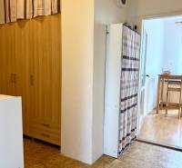 PRENÁJOM 1 izbový byt, 40 M2, Bratislava, Ružinov, Košická ulica, NIVY - Chodba s drevenými skrinkami a závesom v 1-izbovom byte.