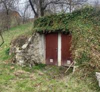 RD so záhradou, pivnicou garážou na Myjave.  - V Myjave na Turú lúku stojí rodinný dom so starým viničným sklepom.