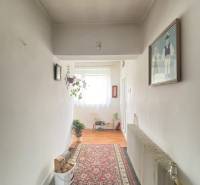 RD so záhradou, pivnicou garážou na Myjave.  - Chodba v rodinnom dome s kobercom a podlahou s dreveným dekorom.