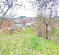 RD so záhradou, pivnicou garážou na Myjave.  - Záhrada pri rodinnom dome v Myjave, Turá Lúka, s výhľadom na okolitú krajinu.