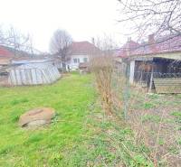 RD so záhradou, pivnicou garážou na Myjave.  - Záhrada pri rodinnom dome na Turej lúke v Myjave s trávnikom a prístreškami.