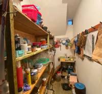 RD so záhradou, pivnicou garážou na Myjave.  - Úložný priestor v rodinnom dome s policami a rôznymi kuchynskými predmetmi.