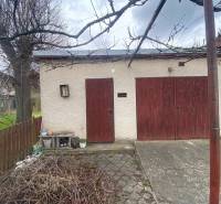 RD so záhradou, pivnicou garážou na Myjave.  - Rodinný dom na Turej lúke v Myjave s dvorom, stromami a drevenými dverami.