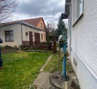 RD so záhradou, pivnicou garážou na Myjave.  - Záhrada pri rodinnom dome na ulici Turá lúka v Myjave s pumpou na vodu.