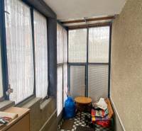 RD so záhradou, pivnicou garážou na Myjave.  - Presklená veranda s modrým rámovaním, šachovnicová podlaha a jednoduchý nábytok.