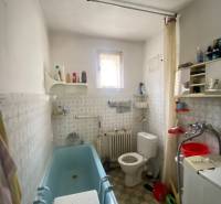 RD so záhradou, pivnicou garážou na Myjave.  - Kúpeľňa v rodinnom dome s vaňou, práčkou a oknom.