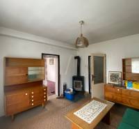 RD so záhradou, pivnicou garážou na Myjave.  - Obývacia izba v rodinnom dome s dreveným nábytkom a kachľami na kúrenie.