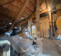 RD so záhradou, pivnicou garážou na Myjave.  - Podkrovie rodinného domu so strešnou konštrukciou a uskladnenými predmetmi pod strechou.