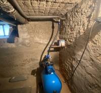 RD so záhradou, pivnicou garážou na Myjave.  - Pivnica rodinného domu s čerpadlom a jednoduchými betónovými stenami.