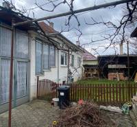 RD so záhradou, pivnicou garážou na Myjave.  - Rodinný dom na Turej lúke v Myjave s dvorom a popínavými rastlinami.