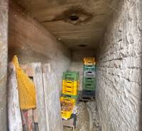 RD so záhradou, pivnicou garážou na Myjave.  - Úzky kamenný sklad v rodinnom dome s plastovými prepravkami na zeleninu.