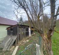 RD so záhradou, pivnicou garážou na Myjave.  - Drevený prístrešok v záhrade rodinného domu na ulici Turá lúka v Myjave.