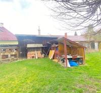 RD so záhradou, pivnicou garážou na Myjave.  - Rodinný dom na Turá Lúka v Myjave s dreveným prístreškom a zelenej záhrade.