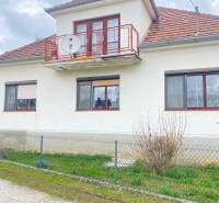 RD so záhradou, pivnicou garážou na Myjave.  - Rodinný dom na Turej lúke v Myjave s balkónom a záhradou.