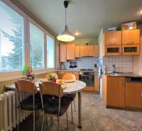 REZERVOVANÉ - Priestranný 4-izbový byt, 84m2 + loggia – Terasa - Kuchyňa v 4-izbovom byte s rohovou linkou, jedálenským stolom a veľkými oknami.