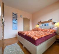 REZERVOVANÉ - Priestranný 4-izbový byt, 84m2 + loggia – Terasa - Spálňa s dvojlôžkom, koberec, podlaha s dreveným dekorom, dekoratívne obrazy, 4-izbový byt.