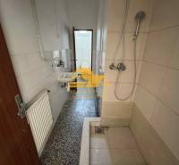 Prenajmem garsónku v Nesvadoch - Kúpeľňa v garsónke s jednoduchým sprchovým kútom, umývadlom a kachličkami.