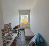 Prenajmem garsónku v Nesvadoch - Malá garsónka s umývadlom, stolom a ležadlom, vhodná na praktické bývanie.