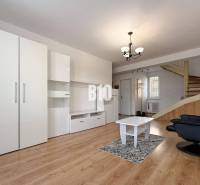 EXKLUZÍVNE Na predaj 3 izbový MEZONET v obľúbenej lokalite sídliska Ju - Obývačka v Rekreačnom apartmáne s bielym nábytkom a podlahou s dreveným dekorom.